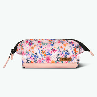 wonderland-trousse-ecole-cabaia-reinvente-les-accessoires-et-vetements-pour-les-femmes-hommes-et-enfants-bonnets-sacs-echarpes-chaussettes-serviettes-de-plage